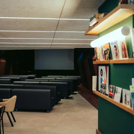 Jost Gare St Jean אכסניה